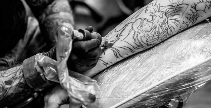 kevin moore photographer takes a close up of lee john clements inking a Tatttoo