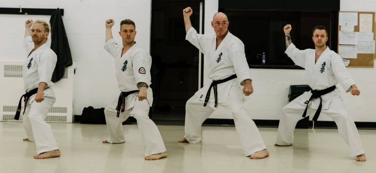 Some estudents in position of Martial Arts.