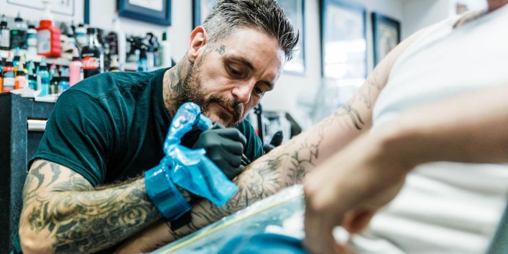kevin moore photographer visits tattooist lee john clements from chimera tattoo in holton road