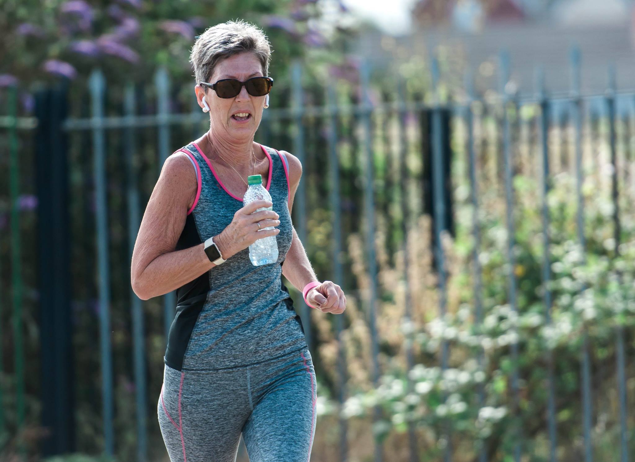 kevin moore captures edmina stoker competing in the barry island park run