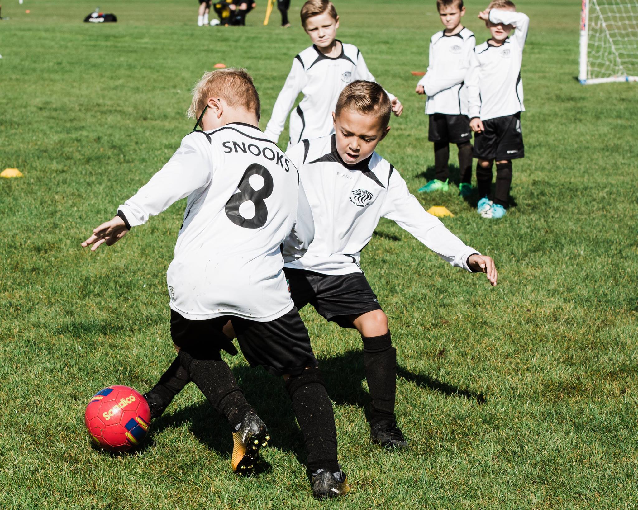 Players fighting for the ball.