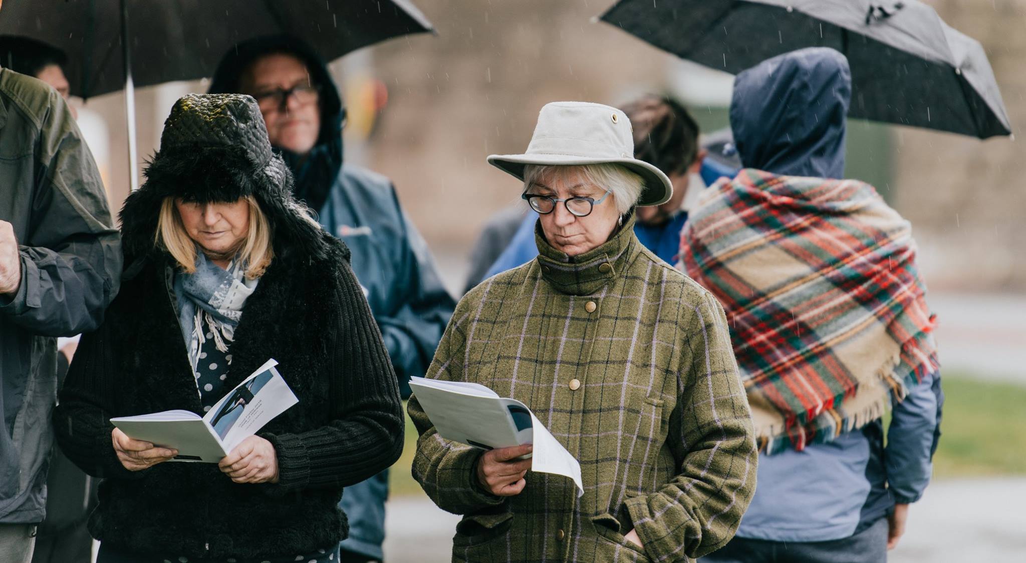 People reading.