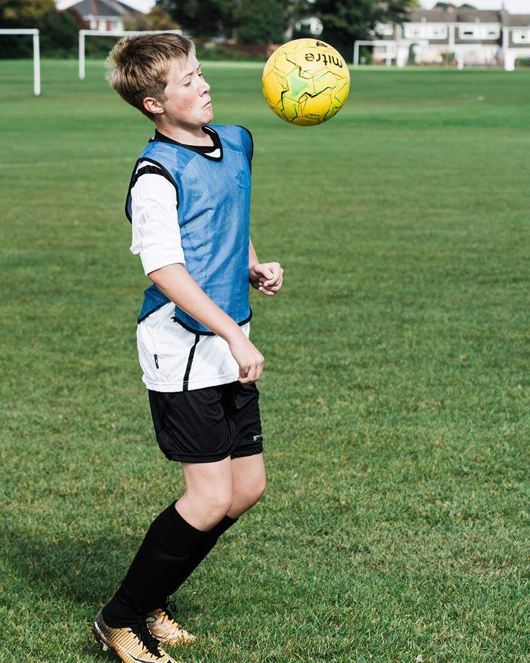 Player receiving the ball with his shoulder.